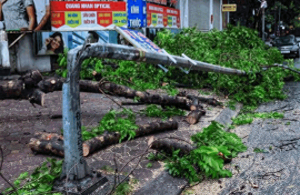 台风“摩羯”席卷越南：集装箱和船只被掀翻 狂风吹跑民众高楼玻璃被刮下