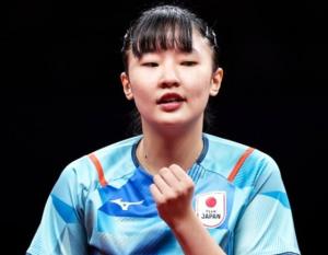 乒乓澳门赛：张本美和大获全胜！狂轰3-0晋级8强，父亲场外指导