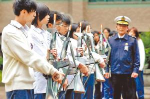 要把学生送上战场？家长人心惶惶，台当局紧急叫停“青年服勤同意书”