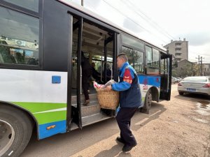 重庆公交司机抱腿脚不便老人上下车 温情服务暖人心