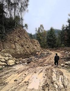 四川一地村民反映乡村道路破烂难行 出行困难盼修复