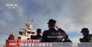 中国海警在黄岩岛举行升国旗 新年首次仪式迎日出