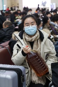 河南女孩拎着甘肃胡麻油回家 心意满满的年货之旅