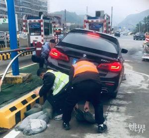 轎車沖上收費(fèi)站船島 高速收費(fèi)員暖心援助 溫暖舉動(dòng)獲贊