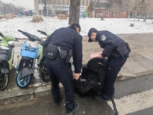 雪天男子醉卧路边 幸得民警救助 家属感激称赞