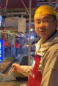 又撞臉了 “四郎”武漢街頭賣(mài)臭豆腐 因視頻走紅生意翻倍