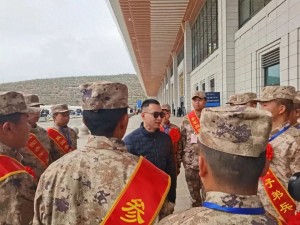 杜富国坐火车被一车厢的人“追星” 英雄精神激励人心