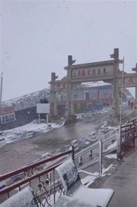 五一假期山西五臺(tái)山游客爆滿 雪后陽光普照