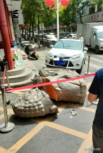 洛陽新安一石獅被車撞毀身首分離 數(shù)百年古跡受損引關(guān)注
