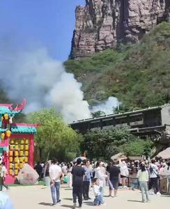 游客在河南景區(qū)衛(wèi)生間抽煙引發(fā)火情 煙頭未熄釀成小火災