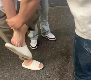 男子拖鞋藏手機偷拍女生裙底被抓 熱心小哥見義勇為