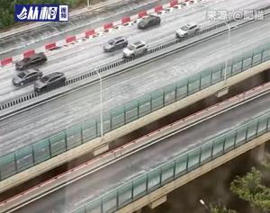 官方回應(yīng)上海高架現(xiàn)白色泡沫 雨天車(chē)輪碾壓所致