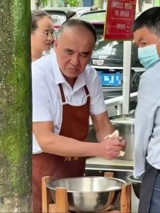 重慶扯面大爺表情失控引關(guān)注 五一期間日扯千碗面