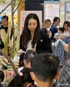 森碟下巴后縮改善了很多 青春魅力綻放