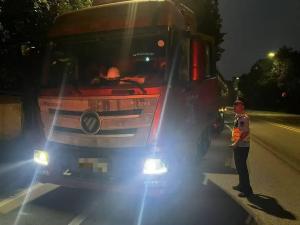 成都深夜查獲15輛超限車 嚴(yán)打“百噸王”