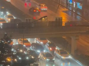 車輛橋下堵路躲冰雹引爭(zhēng)論 緊急避險(xiǎn)邊界何在？