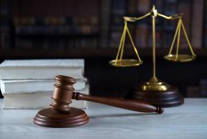 丈夫向小17岁情人转162万 妻子起诉 法院判决返还财产