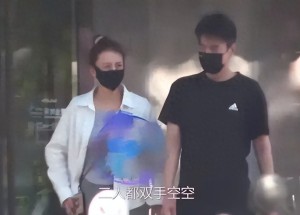 高圓圓趙又廷夫妻挽臂逛超市被偶遇 婚姻保鮮引熱議