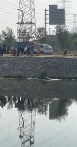 鄭州一車主疑忘拉手剎致空車墜河 無人員傷亡