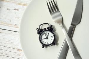 間歇性禁食可能會(huì)抑制毛發(fā)生長(zhǎng),？這種生活方式會(huì)讓人變禿嗎 減肥不無(wú)代價(jià)？