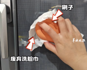 女生自制清潔窗紗神器,！衣服刷子+廢棄洗臉巾效果超好