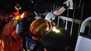 學(xué)生翻圍欄被刺穿小腿 消防緊急救援 深夜?fàn)I救成功