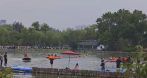 大明湖一龍舟剛開(kāi)賽就翻船 網(wǎng)友調(diào)侃 北方人不擅水戰(zhàn)