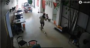 老頭樂失控11歲姐姐飛身救妹 姐姐反應神速獲贊無數(shù)