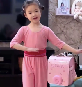 6歲女娃學(xué)習(xí)京劇靈氣十足 網(wǎng)友：粉雕玉琢在此刻具象化了
