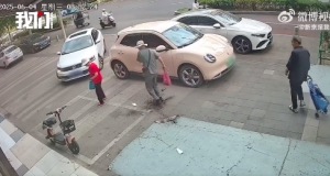 小區(qū)天降花盆砸在過路老人腳邊 老人迅速躲避逃過一劫