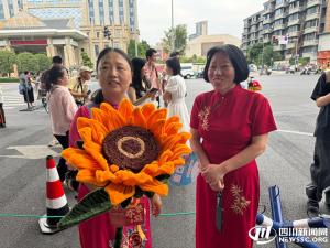 媽媽們身穿旗袍為考生送祝福 旗開得勝