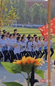 衡水中學(xué)高三學(xué)生高考期間堅持晨跑 家長花式助威