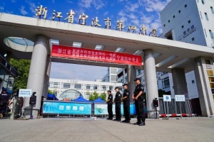 高考考場外的淡定哥：考到哪算哪 筆落驚風雨