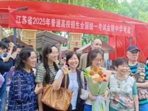 高考結(jié)束 媽媽送上鮮花 爸爸買來兒子喜愛的奶茶 溫暖瞬間定格青春記憶