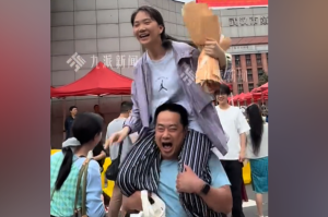 高考結(jié)束爸爸把女兒扛上肩 考完放松需適度