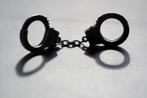 男子騙情人6萬給妻女開銷被判三年 虛構身份詐騙錢財