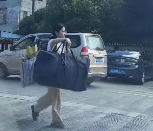 拒絕資助的扁擔(dān)女孩為何圈粉 自立精神獲贊