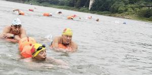 90歲老人挑戰(zhàn)橫渡長江慶生 非凡體魄創(chuàng)奇跡