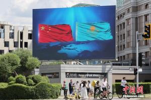阿斯塔納街頭五星紅旗飄揚 中哈友誼見證