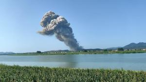 湖南一鞭炮厂爆炸现场冒浓烟 7名工人受影响