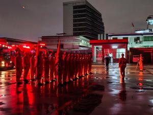 廣州100名消防指戰(zhàn)員跨區(qū)域增援肇慶 緊急應(yīng)對臺風(fēng)“蝴蝶”災(zāi)情