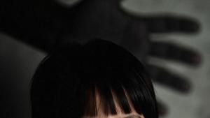 男子强奸继女由无罪改判8年 正义终得伸张