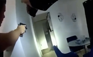 實(shí)拍：美國(guó)男子被警察擊中后贊其槍法不錯(cuò)