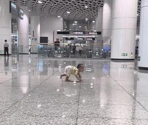 1歲男寶快速猩猩爬引熱議 獨(dú)特爬行方式受關(guān)注