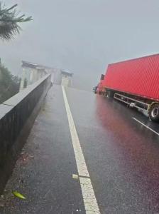 貴州一高架大橋垮塌疑多車掉落 暴雨致交通中斷