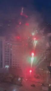 孩子考得好 家長在教育局外放煙花 違規(guī)慶祝引關(guān)注