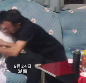 高考超常發(fā)揮父子激動擁抱 網友：反應也太可愛了