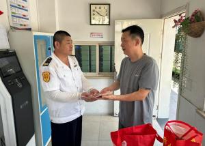 男子遺失2萬手術(shù)費10分鐘失而復(fù)得 退役軍人公交司機拾金不昧！