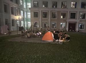 哈爾濱高溫高校學(xué)生樓道乘涼睡覺 宿舍太熱尋涼地