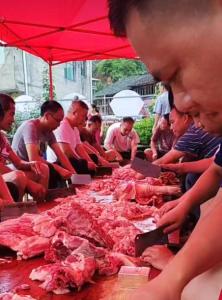 全村人為救援隊(duì)趕制飯菜 村超志愿者齊上陣